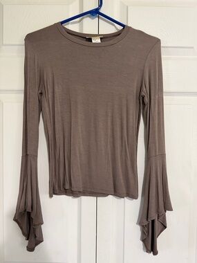 Women’s Taupe Ruffle-Sleeve Long Sleeve Top